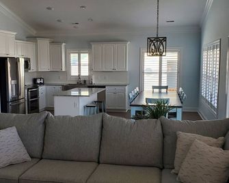 Amazing beach retreat great for family fun and relaxing at the bar by the pool - Supply - Kitchen
