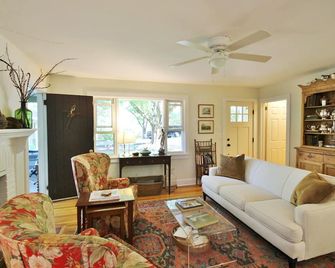 Little Camp Cottage - Tryon - Living room