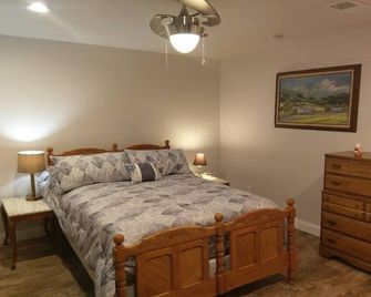 Charming and Updated Home Next to Downtown - Grass Valley - Bedroom
