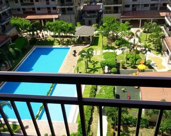 Cosy Home with Pool Access near Train & Bus Stations, up to 4pax. - Manila - Pool