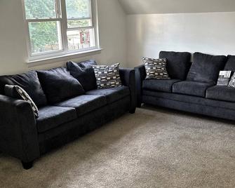 5 mins from JFK airport, walking distance transportation to Manhattan, highways - Queens - Living room