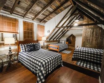 Historic Rural Cabin Ideal for Families in Wilsonville, Alabama - Wilsonville - Bedroom