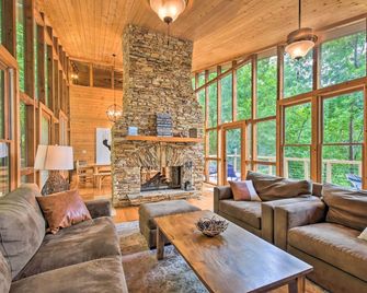 Lakefront Glass House Cabin w/ Mountain Views! - Jasper - Living room