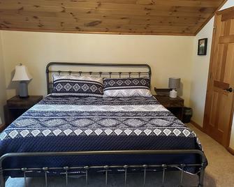 Tranquil waterfront home - Potsdam - Bedroom
