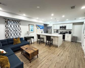 Beautiful Cozy Home in DC with Easy Parking - Washington, D.C. - Living room