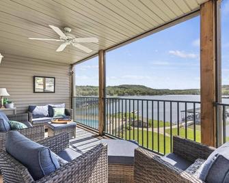 Lakeside Paradise 2Bd w/ Pool, Playground and More - Camdenton - Balcón