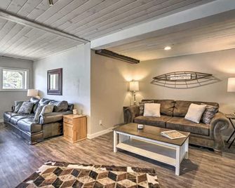 Big Bear Cabin on the Lake -Sunshine and Views Right on the Water! - Lake City - Living room