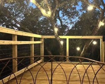 Disconnect to Reconnect: Hill Country Yurt Escape, Rustic Hill Country Glamping - Gatesville - Balcón