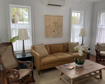 Completely Renovated Historic Home in Perfect Location of Downtown Beaufort - Beaufort - Living room