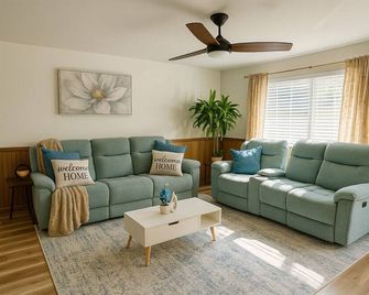 Family Home 5 min from Ft Rucker - Ozark - Living room