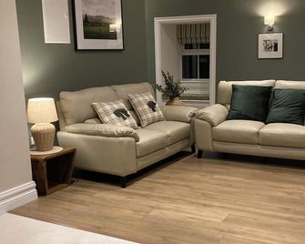 A newly renovated cottage with spectacular views of 5 mountain ranges. - Tipperary - Living room