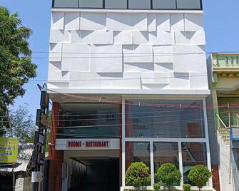 Hotel Vardha Inn - Erode - Building