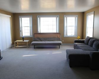 Home of 1000island #2-Directly on STL River, private beach free boat docking - Gananoque - Salon