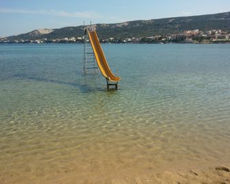 Family-friendly holiday beach apartment in the first row to the sea (C6) - Novalja - Playa