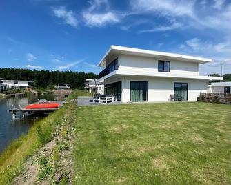 Majestic villa in Zeewolde with garden - Zeewolde - Building