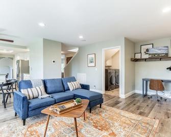 Exceptional San Ramon 4BR w/ Patio & A/C, nr Park & Dining, by Blueground - San Ramon - Living room