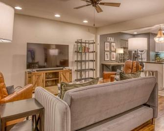 Huge Yard, Family-friendly, Hot Tub, Walk to Beach, Dunes, Hiking Trails - Gary - Living room