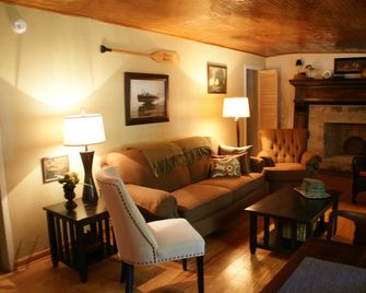 2 Blks From Guadalupe River , Tube Rentals & Gruene Hall, Comal River 5 Mins. - New Braunfels - Living room