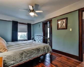 Large character home steps from Little Italy / Commercial Drive - Vancouver - Schlafzimmer