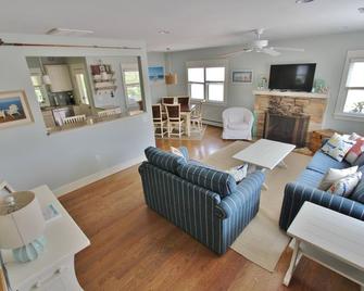 Renovated Beach Haven with Private Back Yard - Spray Beach - Living room