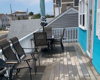 Oceanside Duplex-7 Homes to Beach (2nd Floor Only) Weekly Rental Only - Long Beach - Balcón