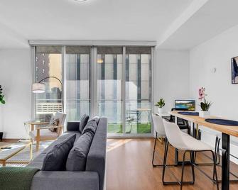 Sleek 1br Near Bokcenter-Gym,lounge,balcony,petok - Tulsa - Ruang tamu