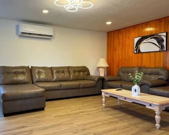 Comfortable Coast Stay North Bend, Coos bay & Dunes - North Bend - Living room