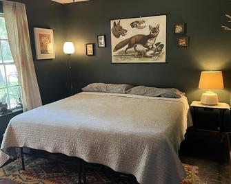Stylish West Congress Home, Large Yard, 2 Bedroom, Work Space, 31 Day Minimum - Austin - Bedroom