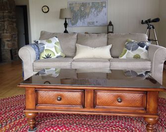 Peaceful, Oceanfront Retreat, Sleeps 6, Semi-Private Sandy Swim Area - Boothbay - Living room