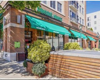 Charming Home Minutes From Downtown Rockville - Rockville - Building