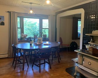 Amazing Country Getaway / Buckland Retreat House - Shelburne Falls - Dining room