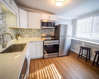 Sleeps 1 - 3 Chesterton House: Clean, Stylish, Family Friendly, and Close to BC - Atchison - Kitchen