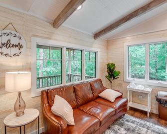 Cozy Tennessee Retreat with Patio and Charcoal Grill! - Linden - Sala de estar