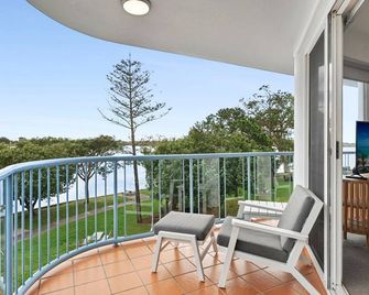Stunning Rooftop Retreat with Private Jacuzzi on the Maroochy River - Maroochydore - Balcony