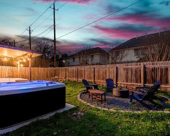 Quiet&cozyhideaway, Neardomain,hottub,bbq, Firepit,patio, Desk - McNeil - Piscina