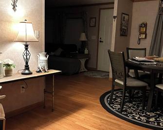 Charming shared house in lovely Tazewell w/ mountain views, WiFi, AC, Treadmill - Tazewell - Comedor