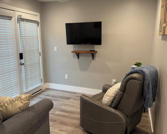 Charming 1-bedroom guesthouse in nice Douglasville with WiFi, AC - Douglasville - Living room