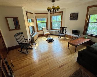 Charming 2-bedroom 1930's apartment waterfront. - Auburn