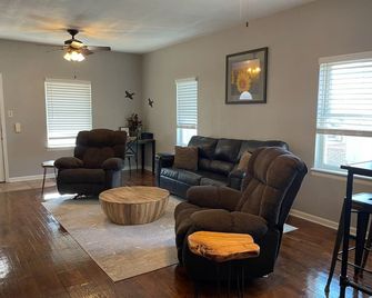 The Lodge in Great Bend - Great Bend - Wohnzimmer