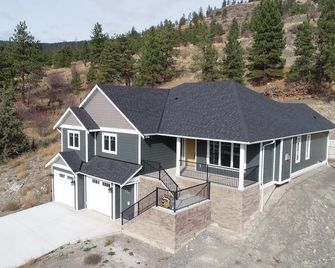 Stay at the Peregrine Lookout.Pet free, and fully climate controlled view home. - Merritt - Gebäude