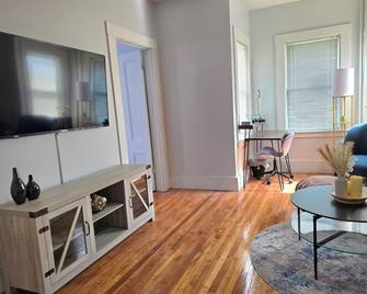 3Beds Apartment - Worcester - Living room