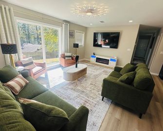 Luxe on Lapine: In-town. Minutes to lake, dining, downtown & seasonal Candlyland - Andalusia - Huiskamer