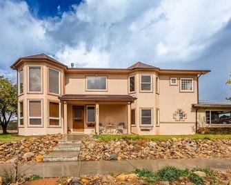 Beautiful Mancos Manor. Just minutes from Mesa Verde . - Mancos - Edificio