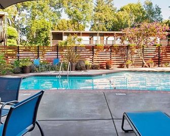 Modern Unit with Outdoor Heated Pool, Free Breakfast & Parking Near Stanford - Palo Alto - Pool