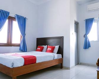 OYO 1565 Hotel Homiko - Pacitan - Habitación