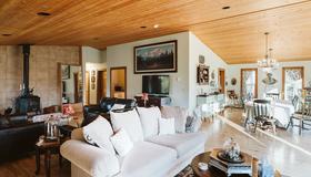 Maria's Creekside B&B - Anchorage - Living room