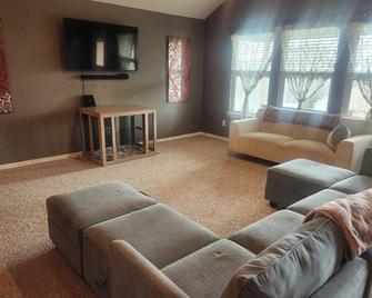 Pet and family friendly nirvana, privately fenced yard near downtown Fort Worth - Crowley - Living room
