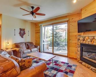 Walk to Main Street Grand Lake Condo with Patio - Grand Lake - Pokój dzienny