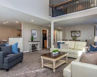 Modern Parkside Home! Hot Tub Xbox Ping Pong Billiards - Midvale - Living room