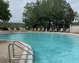 30A Coastal Home Walk to Beach, Lake & Pool - Freeport - Piscina